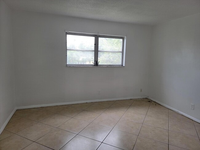 Building Photo - 4310 NW 12th Ct