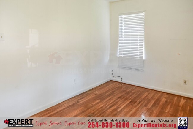 Building Photo - 3-Bedroom Home with  Hardwood Floors and S...