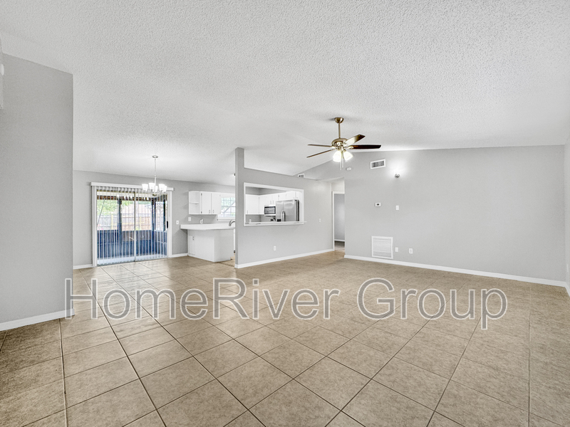 Building Photo - 2421 Silver Palm Dr