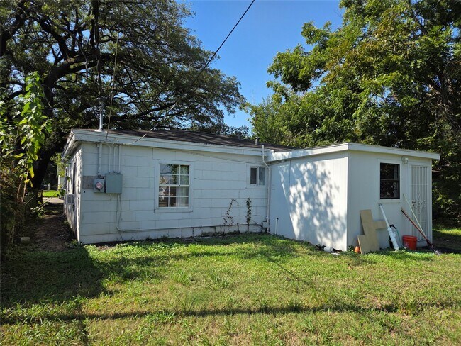 Building Photo - 10209 Palestine St