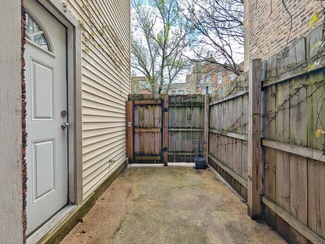 Building Photo - 2048 W Evergreen Ave