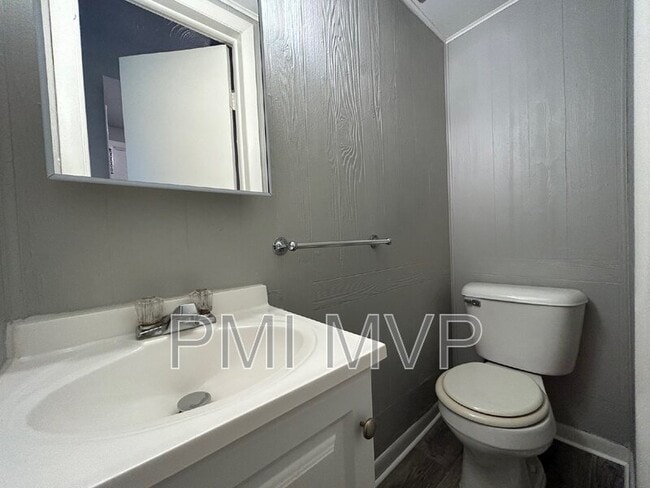 Building Photo - 3029 Rotunda Ct N