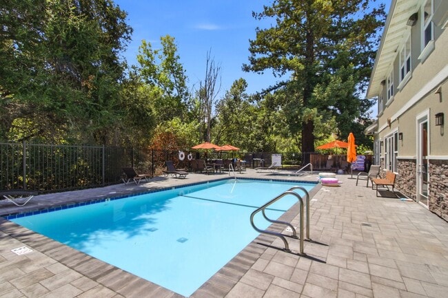 Building Photo - 136 Creekside Village Dr
