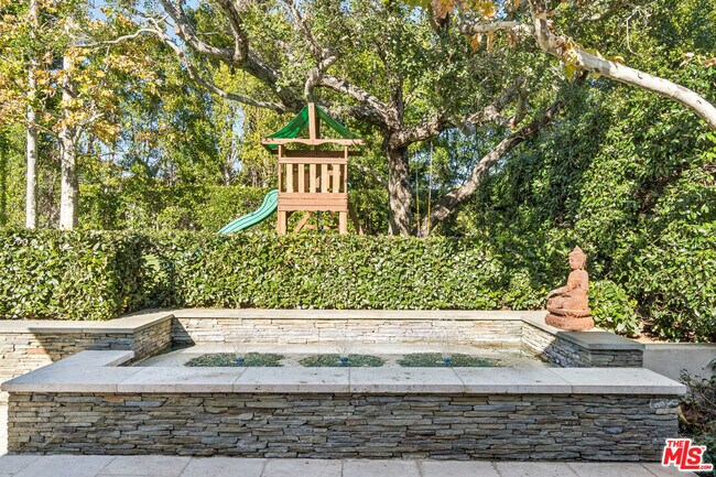 Building Photo - 458 Toyopa Dr