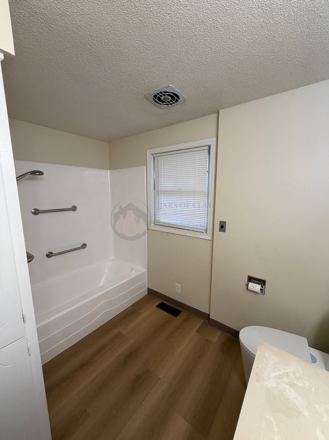 Building Photo - Single Level Duplex- Rent Ready!