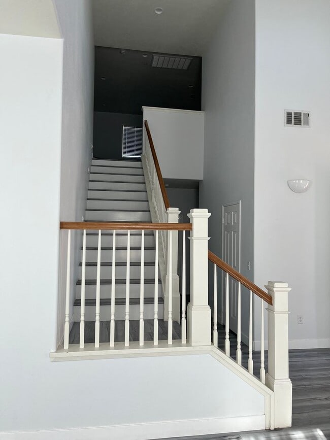 Building Photo - 4 bedroom 3bth Oak Hills area! Close to the 15 Freeway!