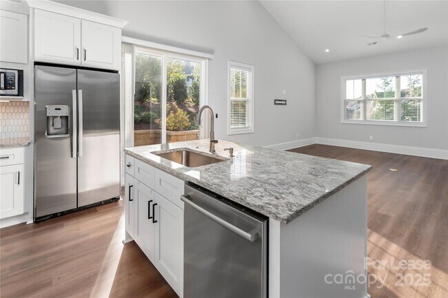 Building Photo - 805 Naples Dr