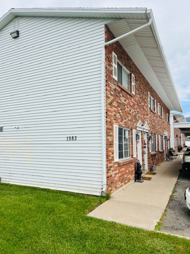Building Photo - Beautiful townhome with air conditioner and carport