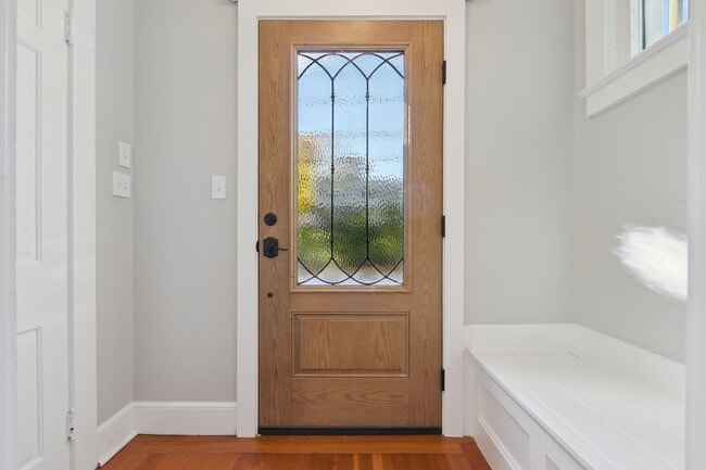 Building Photo - Charming 3-Bedroom in Downtown Niantic