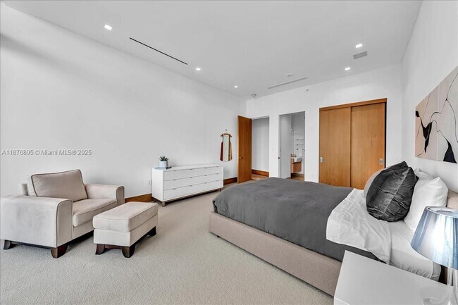 Building Photo - 200 Biscayne Blvd Way