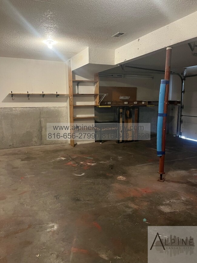 Building Photo - Spacious Gladstone Duplex, Croner Lot, 2 Car Garage!