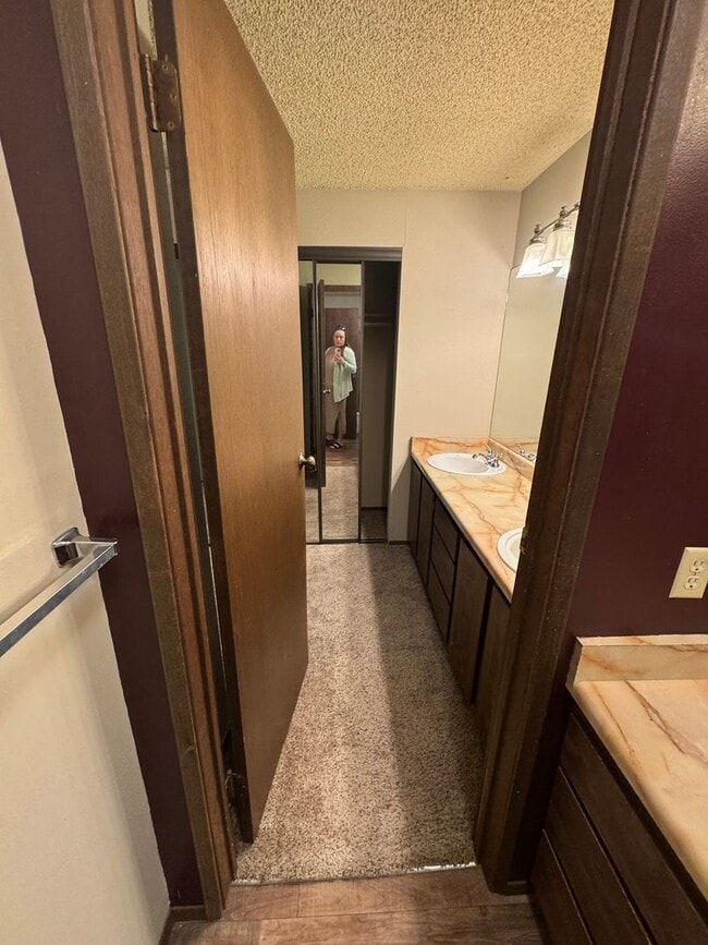 Building Photo - 2 Bedroom 1 Bath Burien Condo 995sf, Firep...