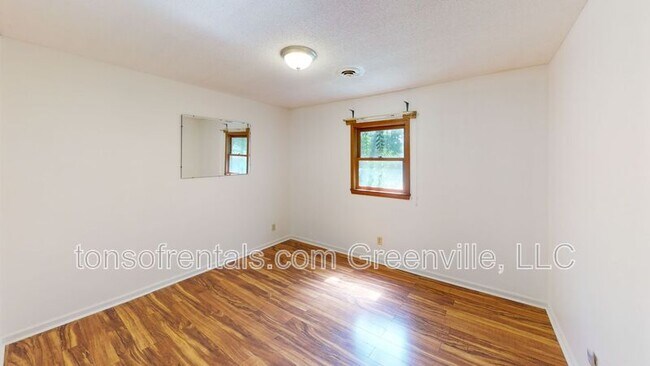 Building Photo - 102 Meadow St