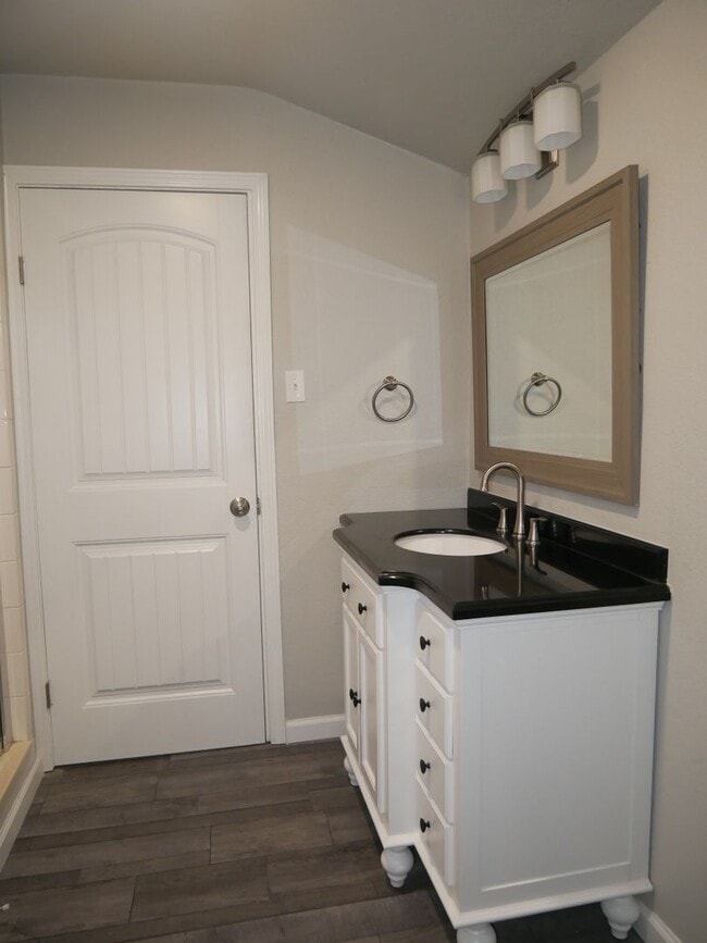 Building Photo - Gorgeous 4 bedroom, 2.5 bath House on a 1 ...