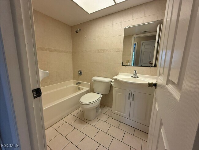 Building Photo - 4344 SW 7th Ave