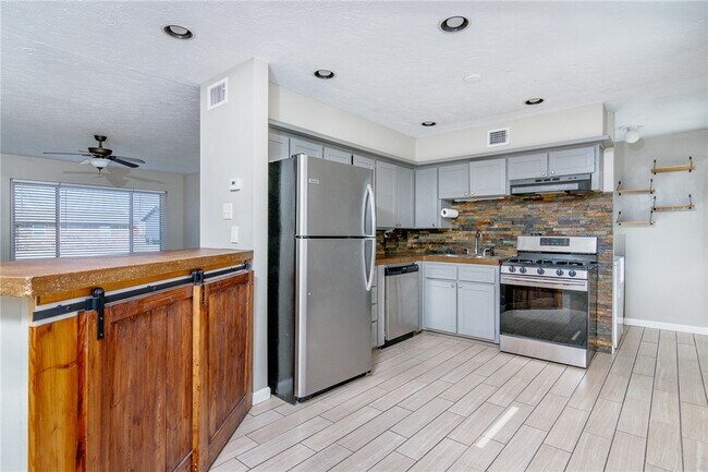 Building Photo - 1208 NE 3rd St