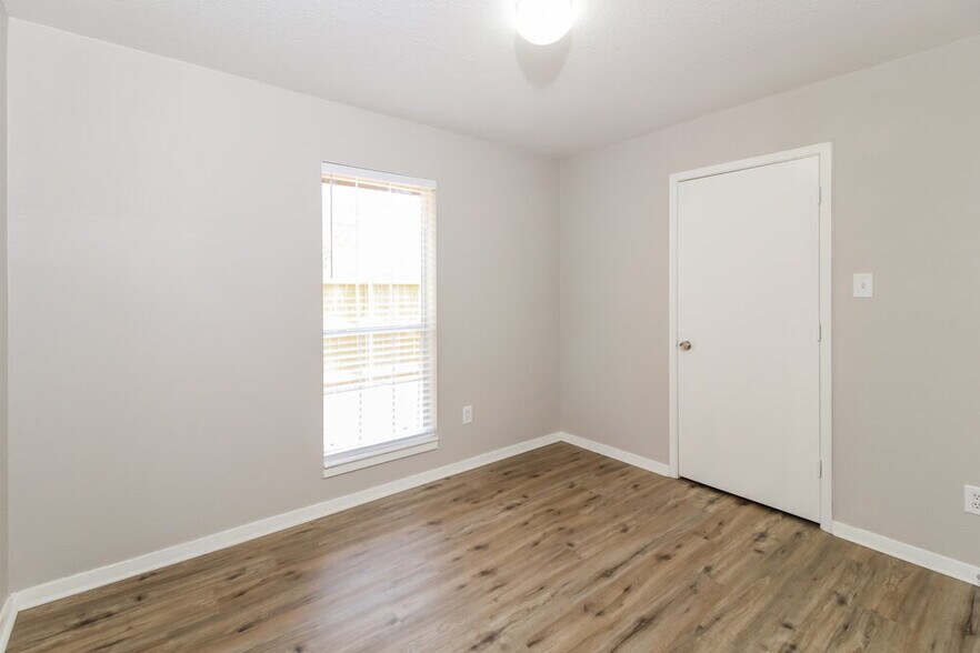 Building Photo - 2601 Valley View Dr