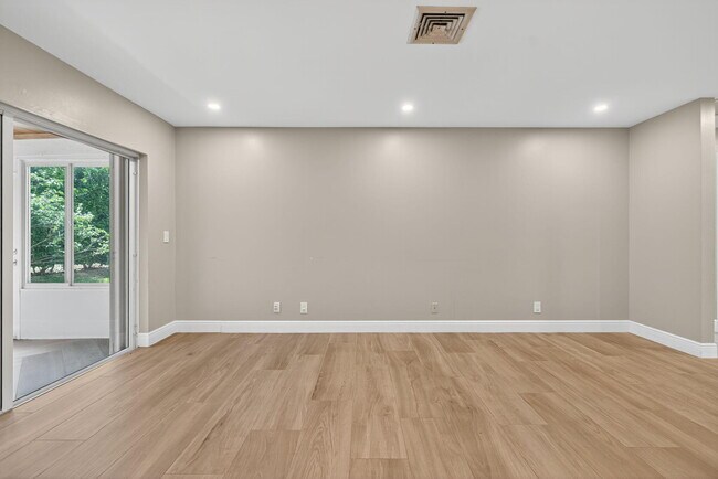 Building Photo - 905 Shore Dr