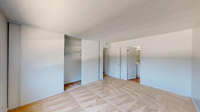 Building Photo - 827 Las Gallinas Ave