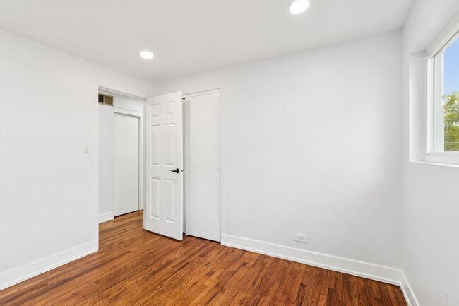 Building Photo - 26 N Craig Pl