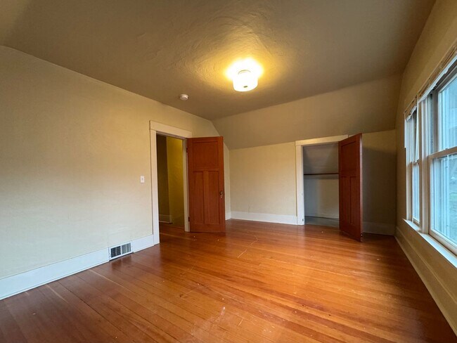 Building Photo - Queen Anne Home