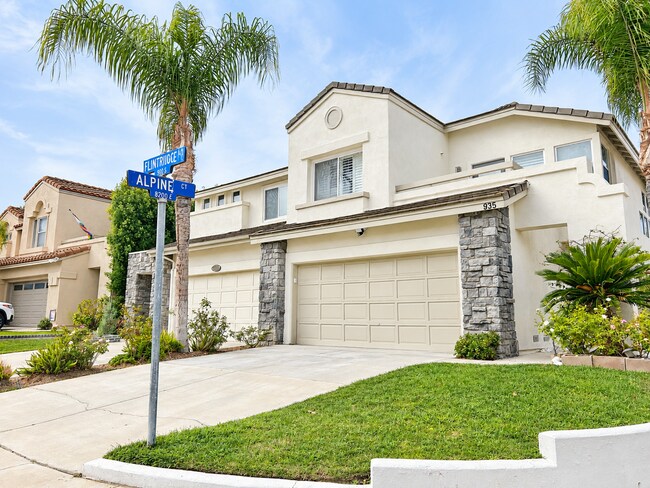 Building Photo - 935 S Flintridge Way
