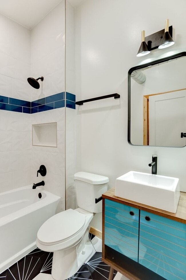 Building Photo - Amazing 2 bedroom, 2 bathroom 1,330 sf hom...