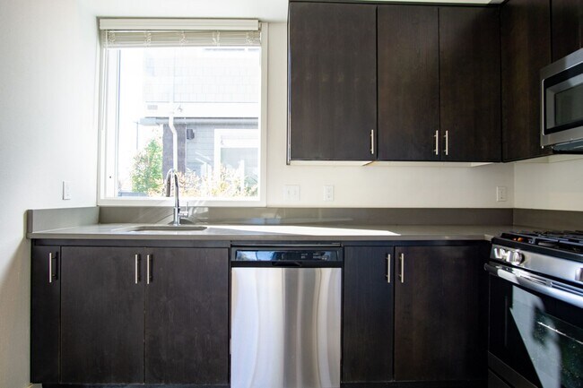 Building Photo - Stylish 2-Bedroom Townhouse in St John's R...