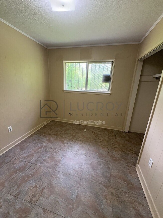 Building Photo - 6521 Lyndon B Johnson Dr