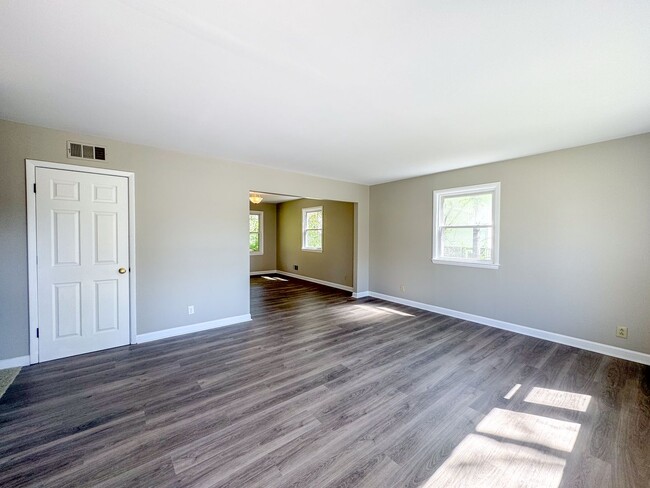 Building Photo - 107 Park Ln W