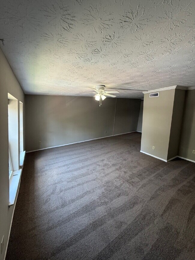 Building Photo - Oversized 1 Bedroom Upstairs Apartment For Rent!