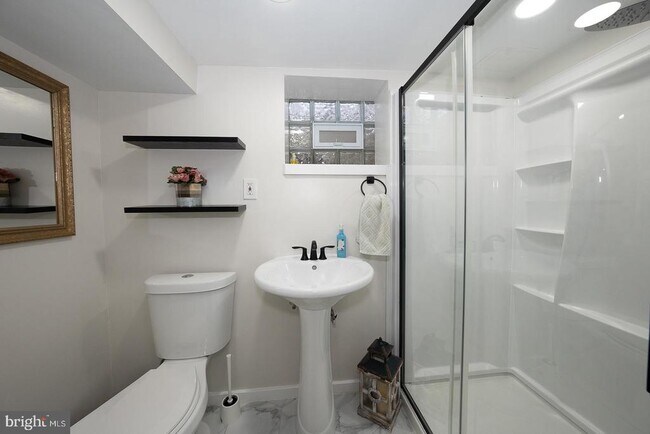 Building Photo - 227 E Hathaway Ln