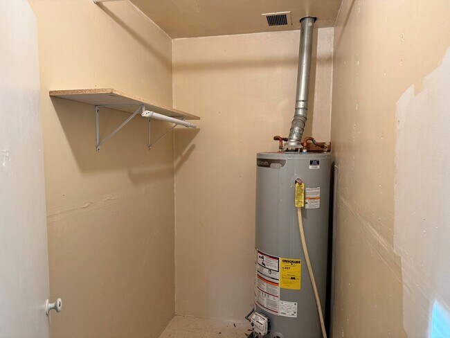 Building Photo - 3 Bed 1 Bath Craftsman Home