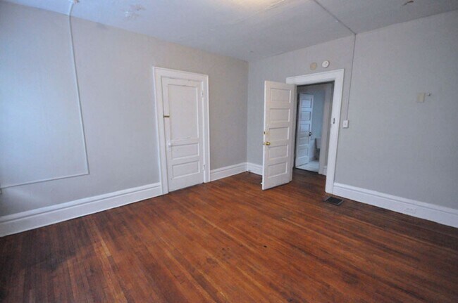 Building Photo - 207 E Lane Ave