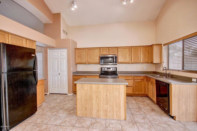 Building Photo - 886 W Bruce Ave