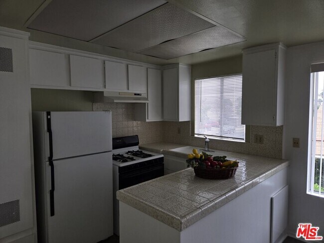 Building Photo - 1233 Tamarind Ave
