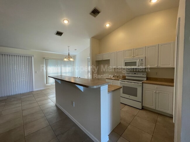 Building Photo - 1429 NE 5th Ave