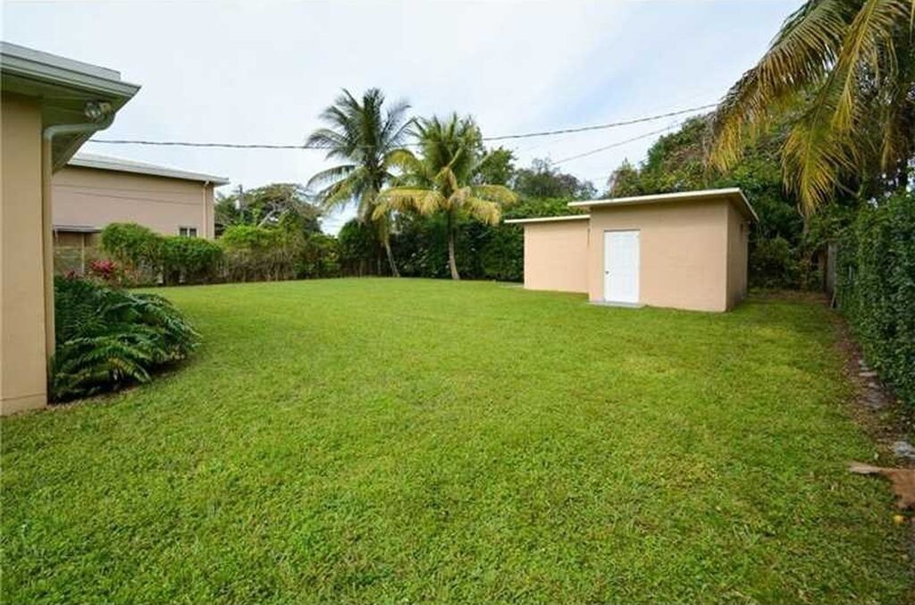 Huge Back Yard with Garage/Office - 6515 SW 48th St