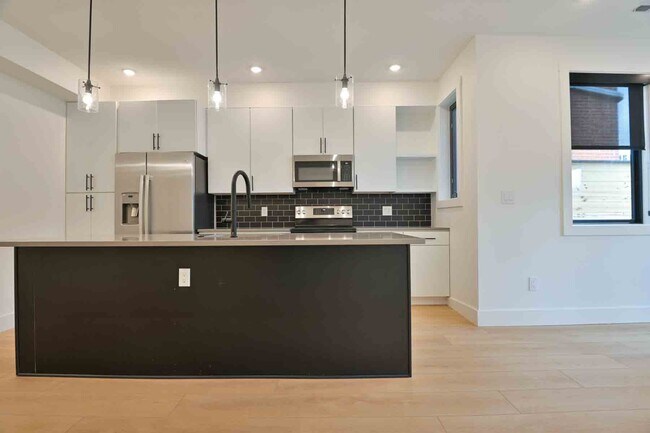 Building Photo - 2641 4th St NE