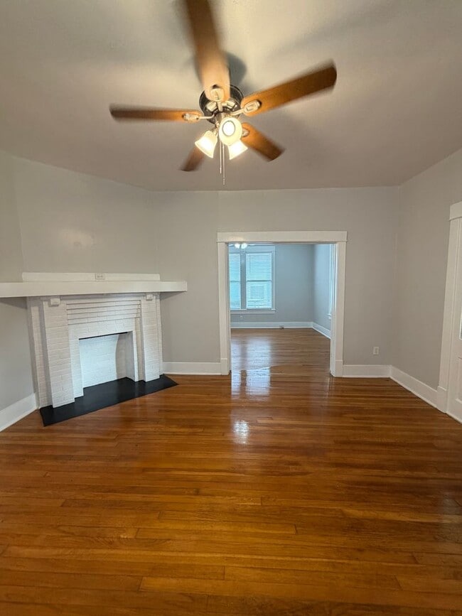Building Photo - Stylish 2/2 Bungalow with Modern Kitchen & Spacious Backyard