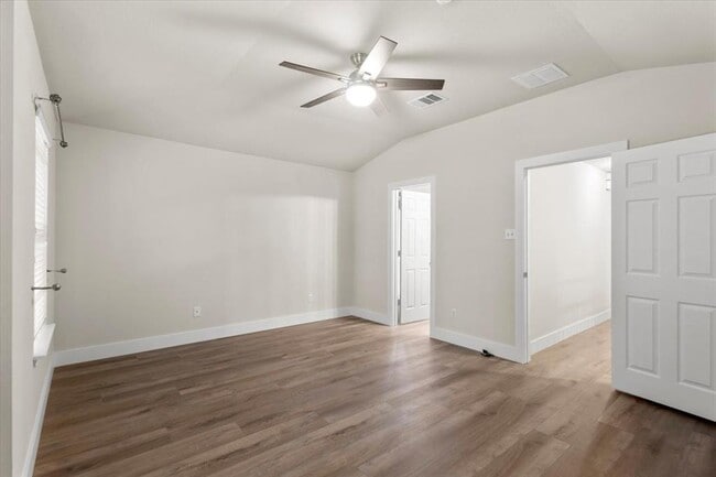 Building Photo - 410 Bandstand Ln