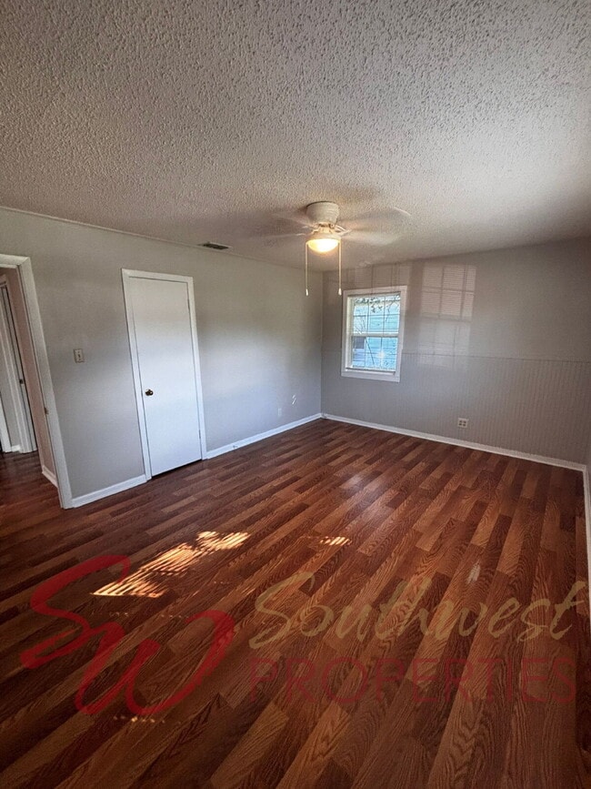 Building Photo - Cozy 2 Bed, 1 Bath Home