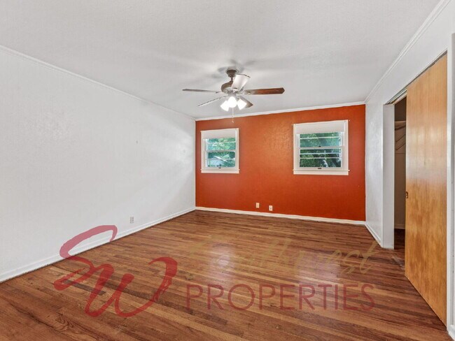Building Photo - 4 Bedroom Home Just One Block from Campus | 2 Living Areas + Corner Lot