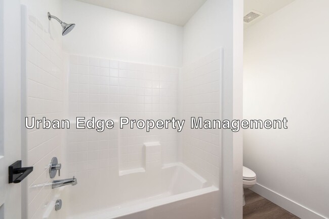 Building Photo - 3 Bedroom 2.5 Bath Newer Row Home!