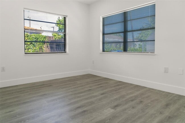 Building Photo - 2724 SW 34th Ct