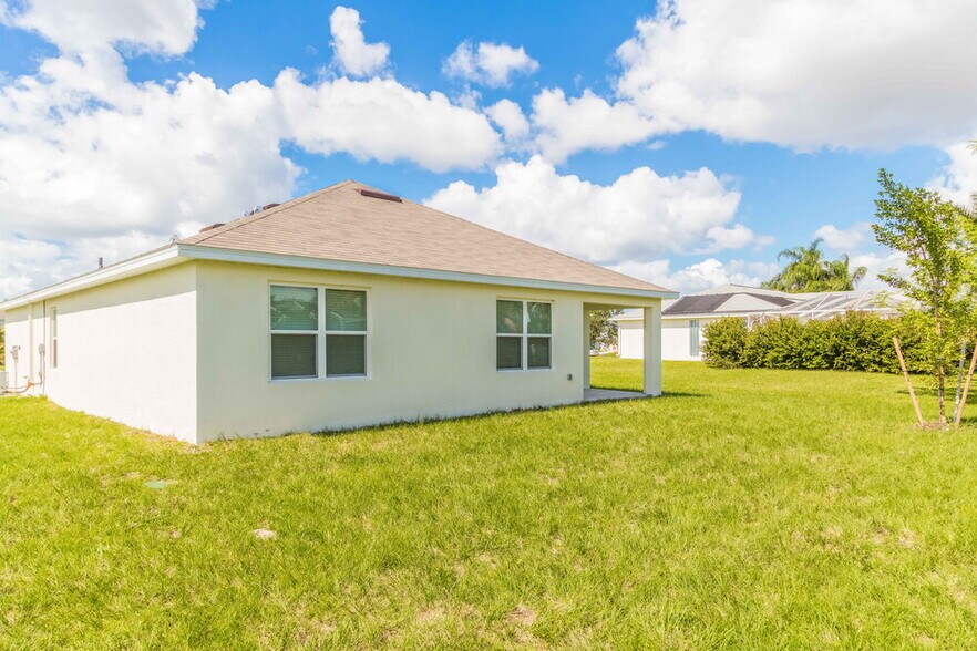 Building Photo - 4413 SW 15th Ave