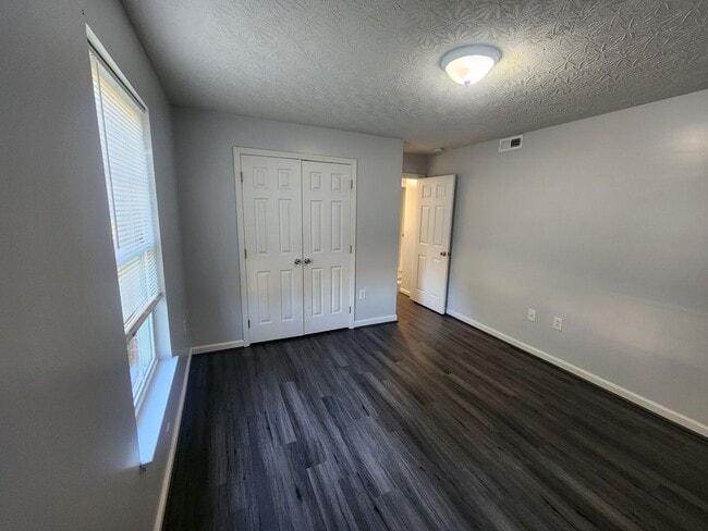 Building Photo - Spacious 2 bedroom 2 full bath 1st floor a...