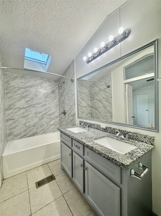 Building Photo - 1007 Spooner St