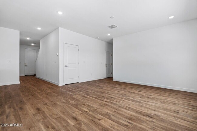 Building Photo - 3023 W Bent Tree Dr