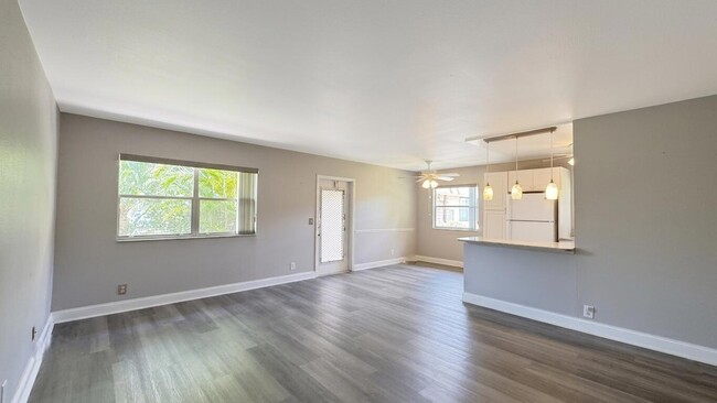 Building Photo - 220 Seville Dr